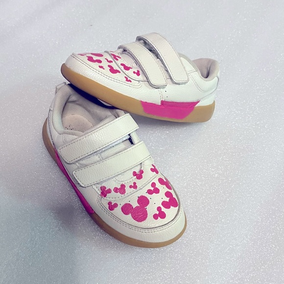 Custom painted Minnie Mouse toddler sneakers - Picture 2 of 4